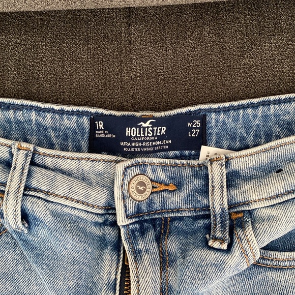 Size 1 Hollister ripped jeans - Picture 2 of 3